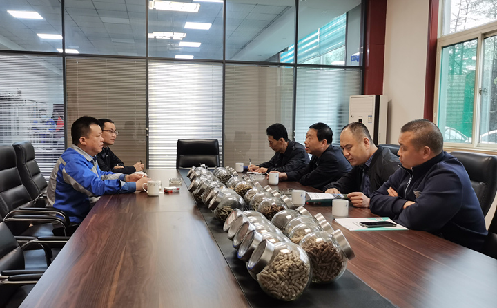 與集團(tuán)總經(jīng)理孫寧波及部門負(fù)責(zé)人座談，就項(xiàng)目建設(shè)、環(huán)境影響、補(bǔ)貼政策等內(nèi)容進(jìn)行了探討交流